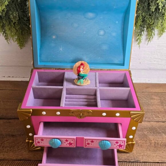 Disney The Little Mermaid Ariel Treasure Chest Colorful Seashell Jewelry Box - Picture 7 of 10